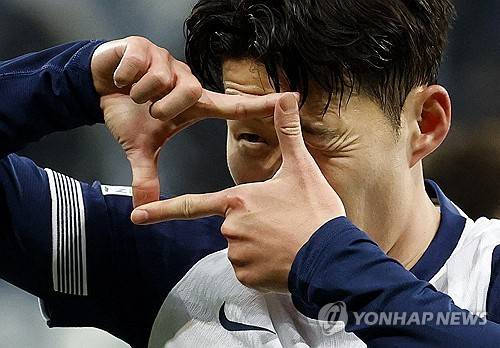 최근 손흥민의 계약 조건에 미국프로축구 메이저리그사커(MLS)의 오프 시즌에 유럽으로 잠시 임대될 수 있는 조항이 포함되어 있다는 게 알려지면서 영국에서도 손흥민의 잉글리시 프리미어리그(EPL) 복귀 여부에 관심을 보이고 있다. 현지 언론은 손흥민의 임대 가능성을 긍정적으로 평가하는 중이다. 사진 연합뉴스