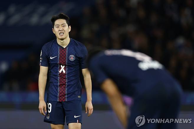 아쉬워하는 PSG 이강인.  [EPA=연합뉴스]