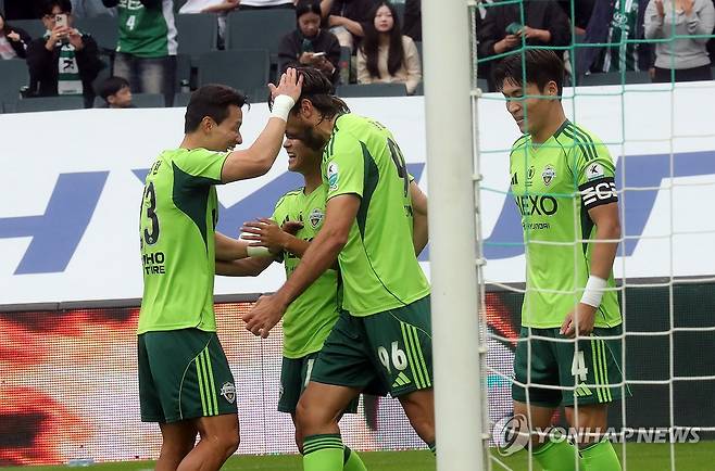 출발 좋은 전북 현대 (전주=연합뉴스) 나보배 기자 = 18일 전북 전주월드컵경기장에서 열린 2025 하나은행 K리그1 최종전(33라운드) 전북 현대와 수원 FC의 경기. 전북 현대 콤파뇨가 선제골을 넣은 뒤 환호하고 있다. 2025.10.18 warm@yna.co.kr