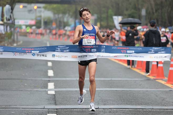 2025 경주마라톤 남자 국내부 1위 김학수 (서울=연합뉴스) 김학수가 18일 경주 일원에서 열린 2025 경주마라톤 남자 국내부에서 가장 먼저 결승선을 통과하고 있다. [대한육상연맹 제공. 재판매 및 DB금지]