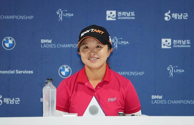 인터뷰하는 김세영 김세영이 8일 전남 해남군 파인비치 골프링크스에서 열린 미국여자프로골프(LPGA) 투어 BMW 레이디스 챔피언십 3라운드를 1위로 마친 뒤 인터뷰하고 있다. [BMW 레이디스 챔피언십 대회 조직위원회 제공. 재배포 및 DB 금지]