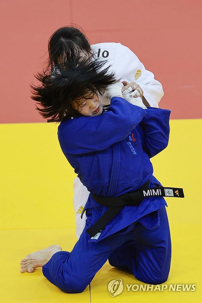 전국체전 나선 허미미 (부산=연합뉴스) 신현우 기자 = 18일 부산 부경대학교 대연캠퍼스체육관에서 열린 제106회 전국체육대회 유도 여자 일반부 57㎏급 8강전에서 허미미(경북체육회)가 이수빈(부산북구청)을 상대하고 있다. 2025.10.18 nowwego@yna.co.kr