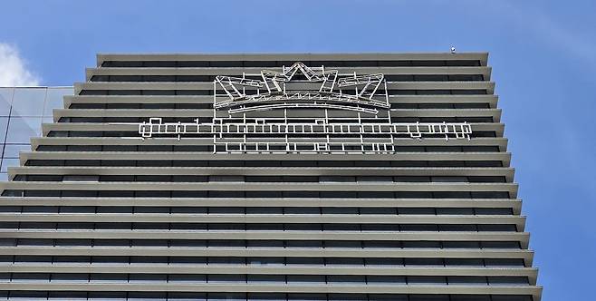 철거된 프린스 그룹 간판 (프놈펜=연합뉴스) 손현규 특파원 = 18일(현지시간) 캄보디아 수도 프놈펜 중심가 센속에 있는 프린스 그룹 본사 간판이 철거된 채 흔적만 남아 있다. 2025.10.18