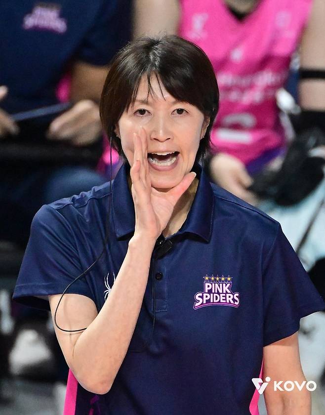 작전 지시하는 요시하라 흥국생명 감독 [한국배구연맹 제공. 재판매 및 DB 금지]