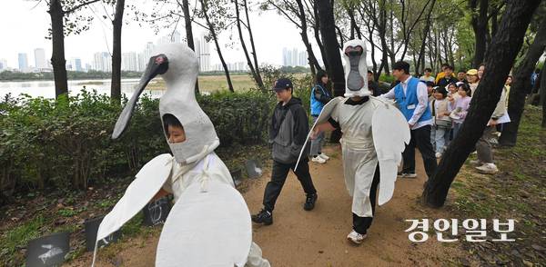 지난 18일 오전 인천시 남동구 저어새생태학습관 일대에서 열린 ‘2025 저어새 환송잔치’에 참석한 학생들이 저어새 섬이 위치한 남동유수지 한바퀴를 도는 프로그램에 참여하고 있다. 2025.10.18 /조재현기자 jhc@kyeongin.com