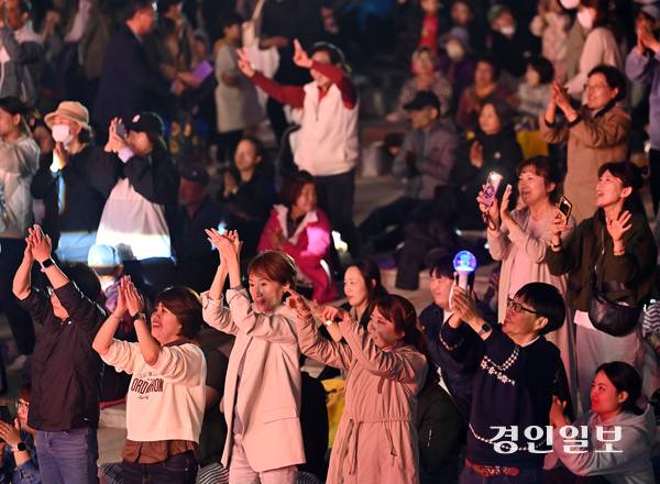 지난 18일 정서진 원 아일랜드(One Island) 뮤직 피크닉이 열린 인천시 서구 청라호수공원 플라워아일랜드 야외 공연장에서 흥겨운 노래에 관객들이 즐거워 하며  공연을 즐기고   있다. 2025.10.18 /김용국기자 yong@kyeongin.com