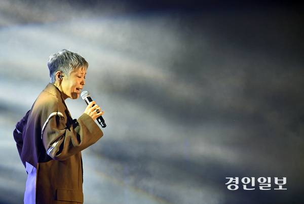 지난 18일 정서진 원 아일랜드(One Island) 뮤직 피크닉이 열린 인천시 서구 청라호수공원 플라워아일랜드 야외 공연장에서 이은미 가수가 호소력 짙은 음색으로 노래를 부르고  있다. 2025.10.18 /김용국기자 yong@kyeongin.com