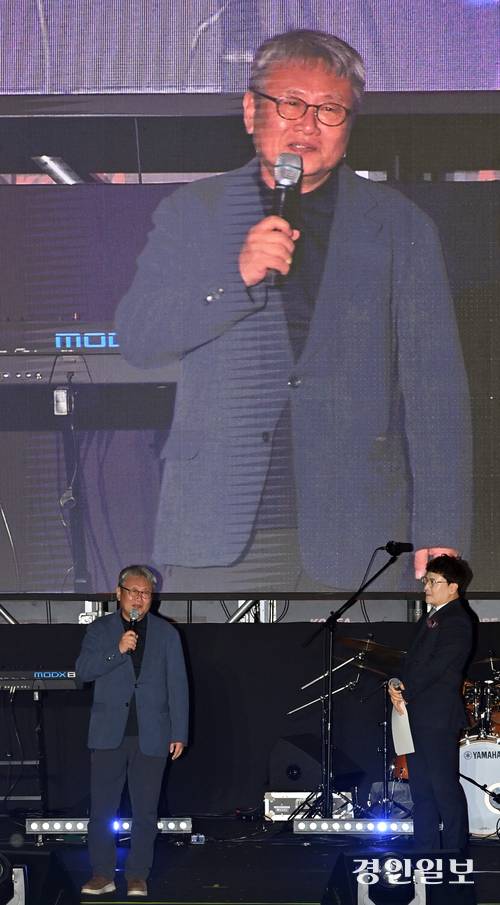 지난 18일 김영모 경인일보 부회장이 정서진 원 아일랜드(One Island) 뮤직 피크닉이 열린 인천시 서구 청라호수공원 플라워아일랜드 야외 공연장에서 인사말을 하고  있다. 2025.10.18 /김용국기자 yong@kyeongin.com