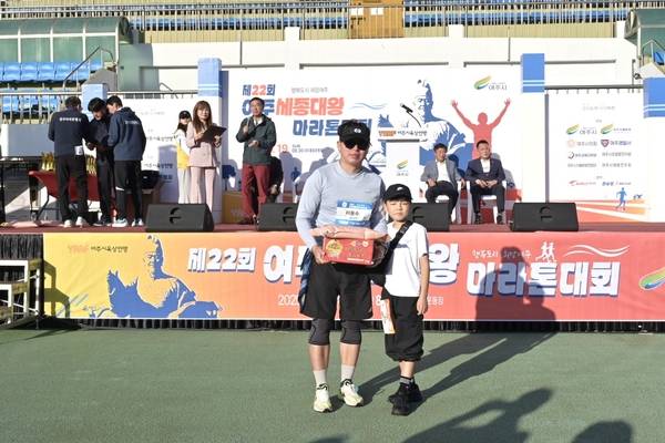 여주세종대왕마라톤대회 개회식에서 경품 추첨 행사가 진행되고 있다. 여주쌀과 고구마 등 지역 특산물이 경품으로 제공돼 참가자들에게 또다른 즐거움을 선사했다. 2025.10.19 /여주시 제공