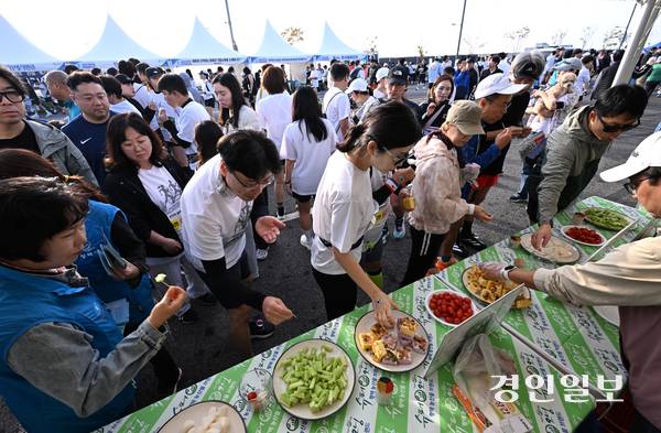 19일 오전  평택당진항자유무역지역 일원에서 ‘2025 평택항 마라톤대회’가 진행되고 있다. 2025.10.19 /최은성기자 ces7198@kyeongin.com