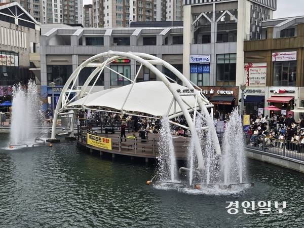 지난 18일 열린 ‘김포 라베니체 축제’. 행사장을 찾은 많은 가족단위 방문객들이 수변무대에서 펼쳐지는 마술공연을 관람하고 있다. 2025.10.18 김포/김연태기자 kyt@kyeongin.com