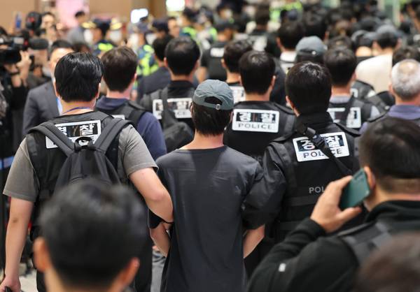 캄보디아 온라인 사기에 가담해 구금된 한국인들이 18일 오전 인천국제공항 제2터미널을 통해 송환되고 있다. 이날 송환에는 경찰 호송조 190여명이 투입됐다. 2025.10.18 /공동취재