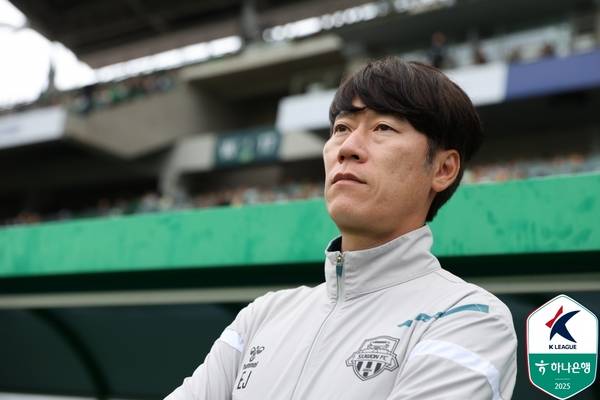 김은중 수원FC 감독이 지난 18일 전주월드컵경기장에서 전북현대와의 리그 33라운드 경기를 지켜보고 있다. 2025.10.18 /한국프로축구연맹 제공