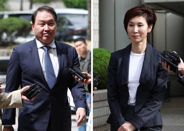 최태원&nbsp;SK 회장과 노소영 아트센터 나비 관장이 2024년 4월 16일 오후 서울 서초구 서울고등법원에서 열린 이혼 소송 항소심 공판에 출석한 모습. 2024.12.17 [사진=연합뉴스]