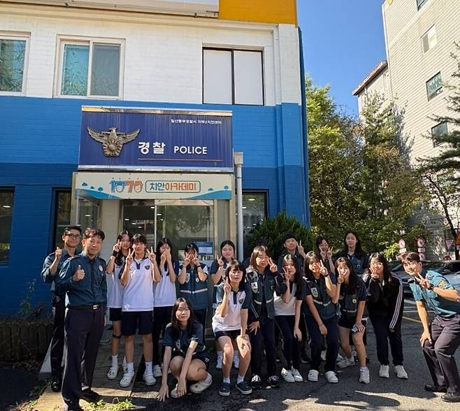 명예경찰 소년소녀단이 경찰서 체험 활동을 하고 있다. <고양경찰서 제공>