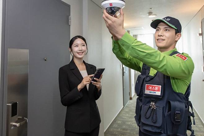 호텔업계의 인력난이 장기화되는 가운데, 보안 전문기업 에스원의 '호텔 보안관리 솔루션'이 대안으로 주목받고 있다. 에스원 직원이 호텔 상황실에서 CCTV 운영 현황을 안내하고 있다. /에스원 제공