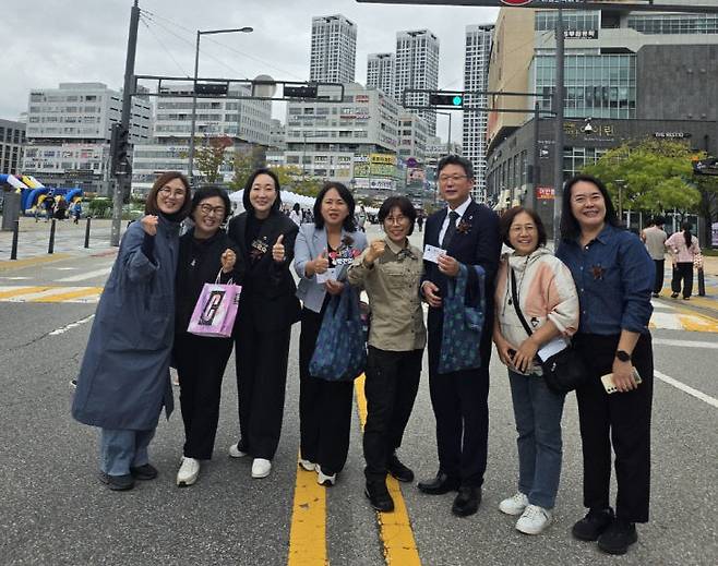 나성동을 지역구로 둔 김효숙 의원과 김현미·박란희·안신일 의원, 환경정책과 김은희 과장과 김민예 팀장, 이채연 환경교육센터장 등이 이날 차 없는 거리에서 엄치척 사진 포즈를 취하고 있다.