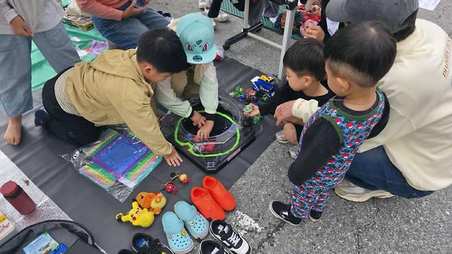 아이들이 환경 관련 체험 행사에 집중하고 있다.