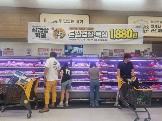 광주시 서구 화정동 이마트 광주점 1층 축산코너에서 고객들이 삼겹살 할인 품목들을 살펴보고 있다.<광주일보 자료사진>