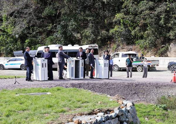 지난 15일 김해시 진영읍에서 열린 화포천 습지과학관 개관식에서 관계자들이 황새를 방사하고 있다. / 김해시