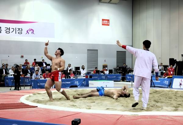 고성씨름클럽 이수현이 18일 남자고등부 역사급에서 우승을 차지한 뒤 환호하고 있다. /경남체육회