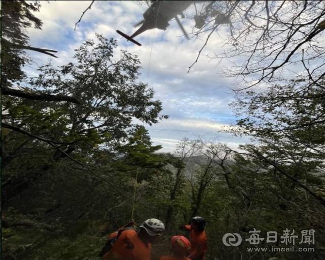울릉도 형제봉을 등반하던 50대 남성이 추락해 119구조대가 응급처치를 하며 소방헬기로 구조하고 있다. 울릉119안전센터 제공