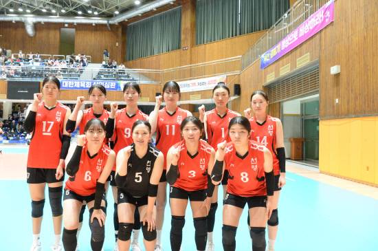 진주 선명여고가 19일 8강에서 강릉여고를 꺾은 후 기념촬영을 하고 있다. 정희성기자