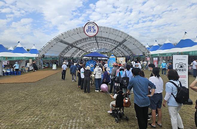 축제장 먹거리 푸드촌 전경. /박호평 기자