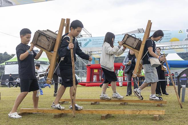 학생들이 6.25 당시 탄약 등 무기를 나르던 지게부대를 체험을 하고 있다. /칠곡군 제공