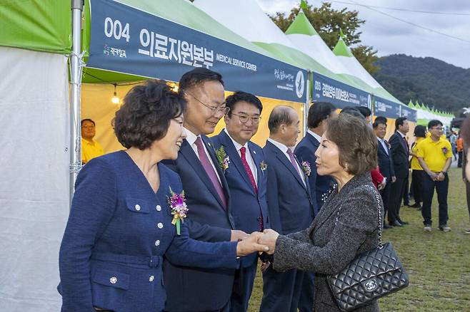 행사에 초대받은 ‘백승엽 장군’의 장녀 백남희 여사를 반갑게 응대하고 있는 김재욱 군수 내외. /칠곡군 제공
