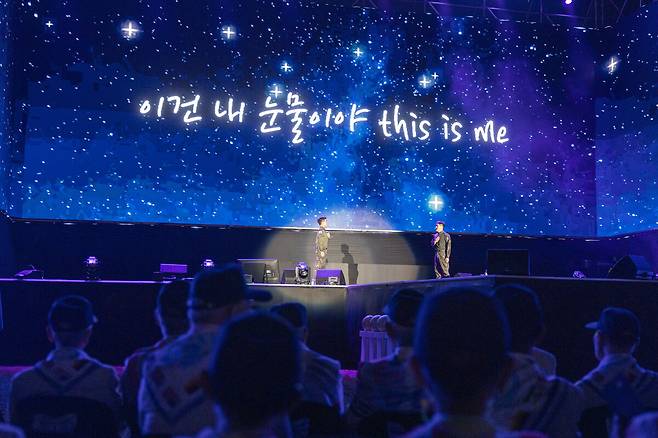 군 장병들이 노래와 공연을 펼치고 있다. /칠곡군 제공