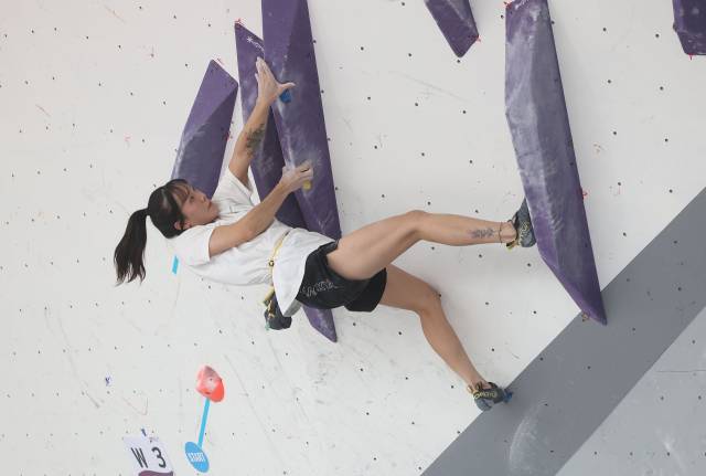 19일 부산 아시아드주경기장 일대에서 열린 제106회 전국체육대회 산악 스포츠클라이밍볼더링 여자일반부 준결승에서 부산패밀리산악회 노희주 선수가 경기를 펼치고 있다. 이재찬 기자 chan@