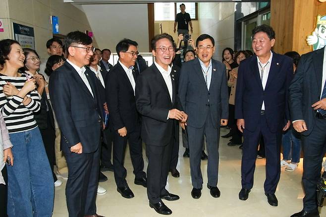 ▲ 17일 APEC 정상회의 준비상황 점검을 위해 경주시청을 방문한 김민석 국무총리(가운데)가 주낙영 시장(오른쪽 두번째)과 이동협 시의장(오른쪽 첫번째)의 안내를 받으며 환하게 웃고 있다. 경주시