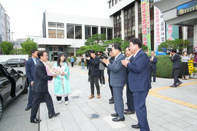 김민석 국무총리(왼쪽)이 17일 경주시청을 방문하자 주낙영 경주시장과 이동협 시의회의장 등이 환영하고 있다. 경주시 제공