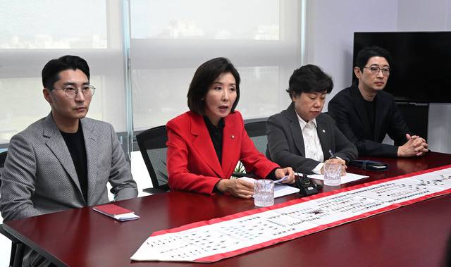 국민의힘 나경원 의원 등 국회 법제사법위원회 위원들이 19일 서울 여의도 국회 의원회관에서 '추미애 방지법'과 '김현지 방지법' 관련 기자간담회를 하고 있다. '추미애 방지법'은 교섭단체의 간사 추천권을 법적으로 보장하고 상임위원장의 질서유지권 남용을 제한하는 내용이 골자다. '김현지 방지법'은 위원회 재적위원 3분의 1 이상이 서면으로 증인 출석을 요구하면 다수결 의결 없이 자동으로 증인 채택이 이뤄지도록 하는 내용이 담겼다. 왼쪽부터 박준태·나경원·조배숙·주진우 의원. 연합뉴스