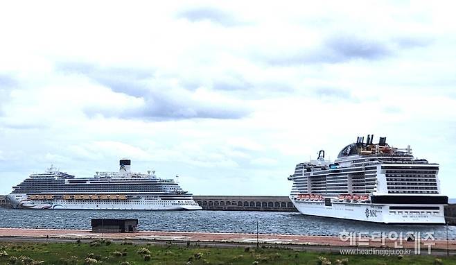 지난 17일 서귀포시 강정항에 입항한 대형 크루즈 2척.