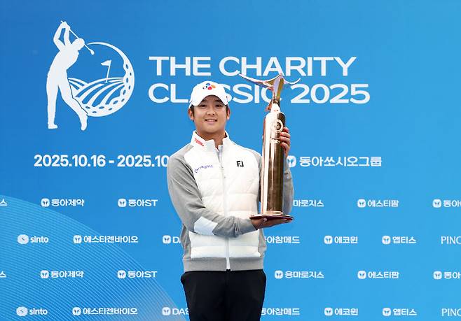 최승빈이 19일 열린 KPGA 투어 더채리티 클래식에서 우승한 뒤 트로피를 들어 올리고 있다. (사진=KPGA)