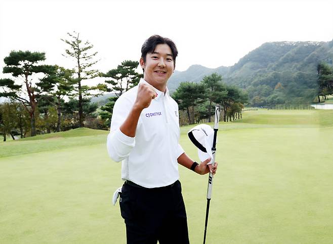 최승빈이 우승을 확정하는 파 퍼트를 넣은 뒤 주먹을 쥐며 기뻐하고 있다. (사진=KPGA)