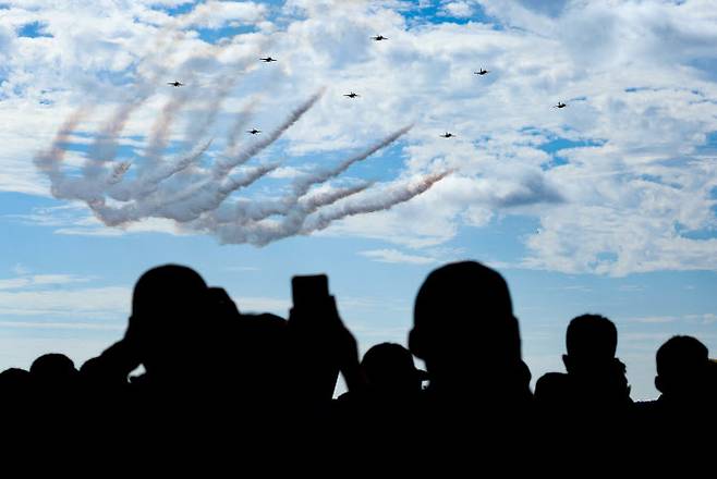 17일 경기도 성남시 서울공항에서 열린 ‘서울 국제항공우주 및 방위산업 전시회(ADEX)’에서 시민들이 공군 특수비행팀 블랙이글스의 비행을 관람하고 있다. (사진=연합뉴스)