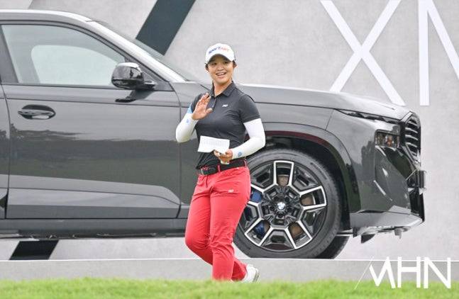 김세영이 19일 열린 BMW 레이디스 챔피언십 최종라운드에서 팬들을 향해 손을 흔들고 있다.