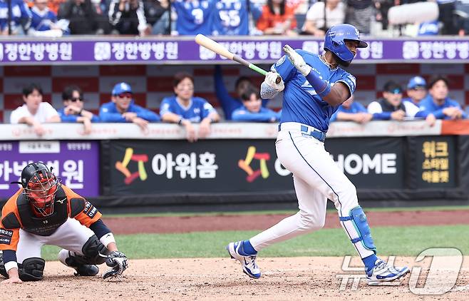 19일 대전 한화생명볼파크 열린 프로야구 2025 신한 SOL뱅크 KBO 플레이오프 2차전 삼성 라이온즈와 한화 이글스의 경기, 삼성 디아즈가 3회초 1사 1,3루 상황에서 역전 1타점 2루타를 치고 있다. 2025.10.19/뉴스1 ⓒ News1 김성진 기자