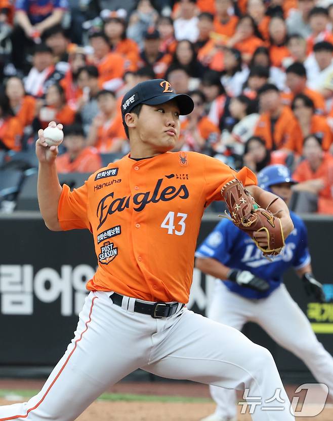 19일 대전 한화생명볼파크 열린 프로야구 2025 신한 SOL뱅크 KBO 플레이오프 2차전 삼성 라이온즈와 한화 이글스의 경기에서 교체 투입된 한화 정우주가 역투하고 있다. 2025.10.19/뉴스1 ⓒ News1 김기태 기자