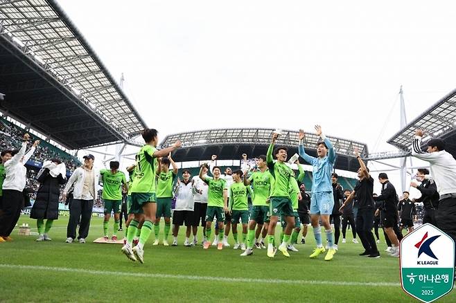 전북 선수들이 수원FC전이 끝난 뒤 우승 후 환호하고 있다. 사진 | 한국프로축구연맹