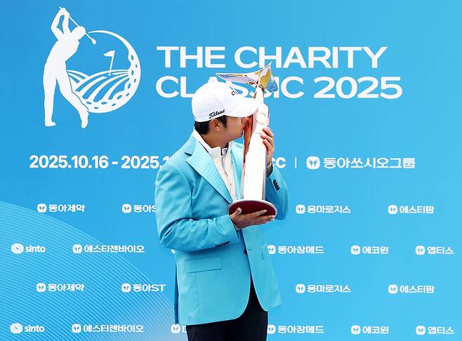 최승빈이 19일 서원밸리CC에서 열린 KPGA투어 더채리티클래식 2025에서 우승을 차지한 뒤 트로피에 입맞추고 있다. 사진 | KPGA