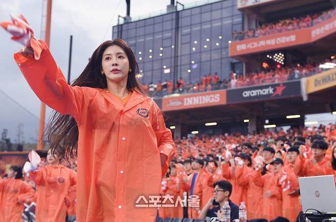 한화 치어리더 김연정이 18일 대전 한화생명볼파크에서 열린 2025 KBO 포스트시즌 플레이오프 1차전 삼성과 경기에서 응원을 유도하고 있다. 대전 | 최승섭기자 thunder@sportsseoul.com
