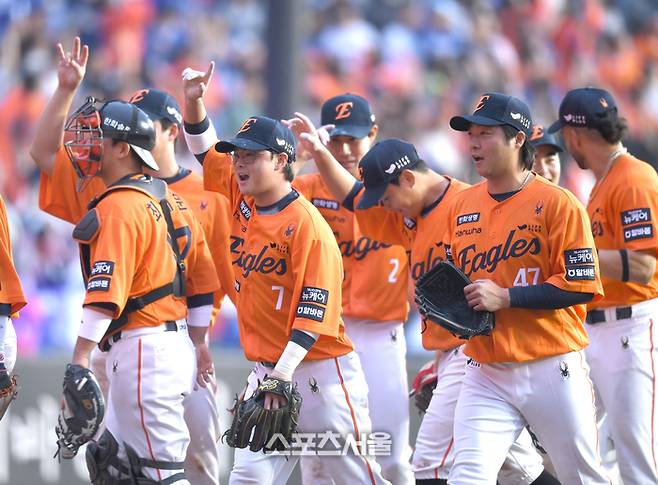 한화 선수들이 18일 대전 한화생명볼파크에서 열린 2025 KBO 포스트시즌 플레이오프 1차전 삼성과 경기 승리 후 하이파이브를 하며 승리를 자축하고 있다. 대전 | 최승섭기자 thunder@sportsseoul.com
