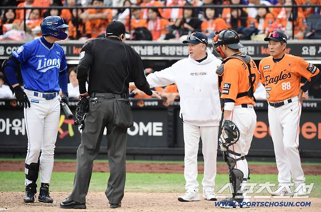 심판에게 어필하는 한화 김경문 감독.