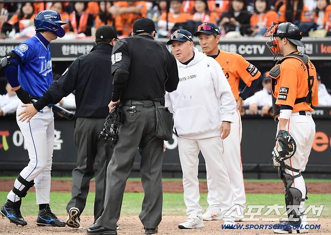 심판에게 어필하는 김경문 감독.
