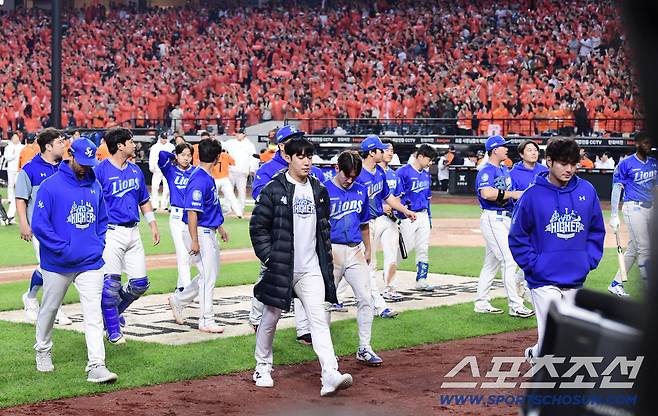 경기 종료 후 그라운드를 나서는 삼성 선수들.