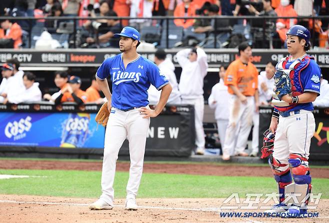 18일 대전 한화생명볼파크에서 열린 삼성과 한화의 PO 1차전. 2회말 2사 2, 3루. 손아섭 내야땅볼 타구 때 한화 김태연이 득점에 성공했다. 비디오판독을 지켜보는 가라비토, 강민호. 대전=송정헌 기자songs@sportschosun.com/2025.10.18/